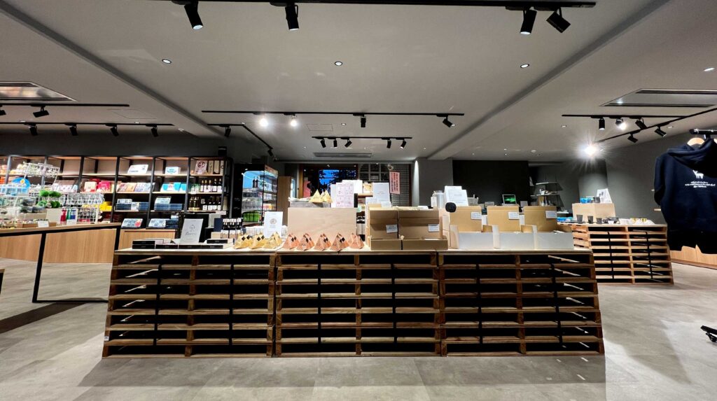 阿寒の森 鶴雅リゾート 花ゆう香 GIFTSHOP NONNO｜2023<br />Direction / Interior design / Construction / Retail